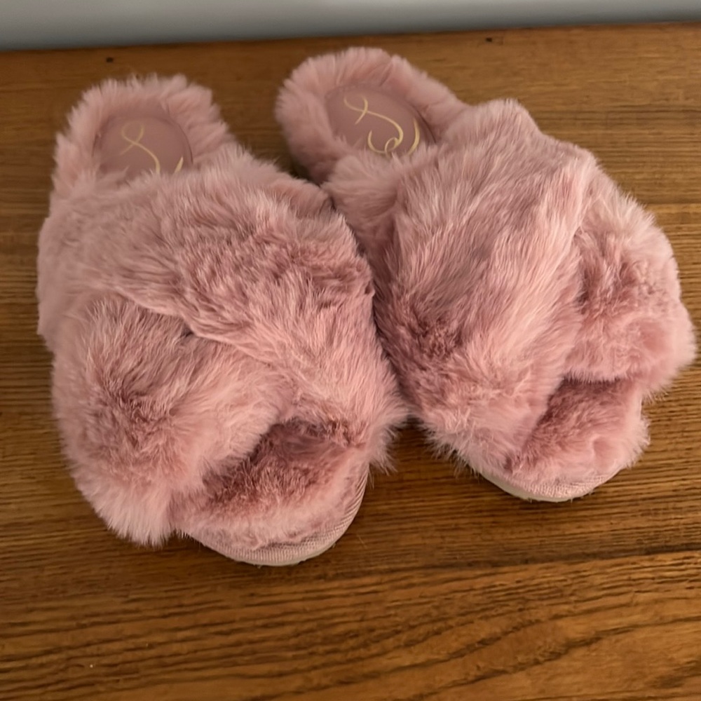 Women’s slippers (size 7)